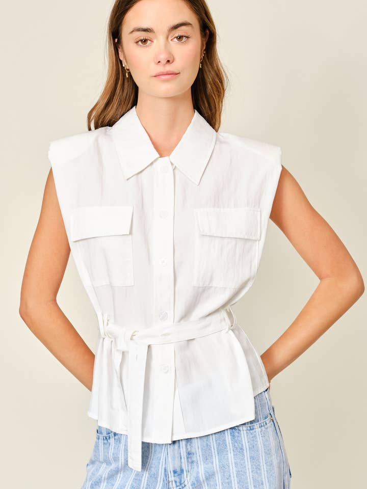 AJT5520 FORLOMME BÆLTE BLUSE MED KAPÆRMER for engroshandel hos Aaron & Amber