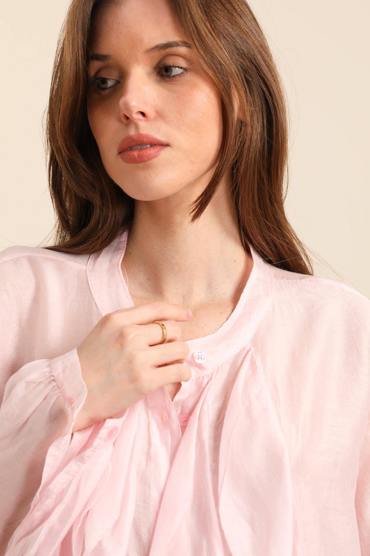 NAÏS PARIS – Engroshandel Bluse - Dame – Skjorte med knapper og flæser over brystet7