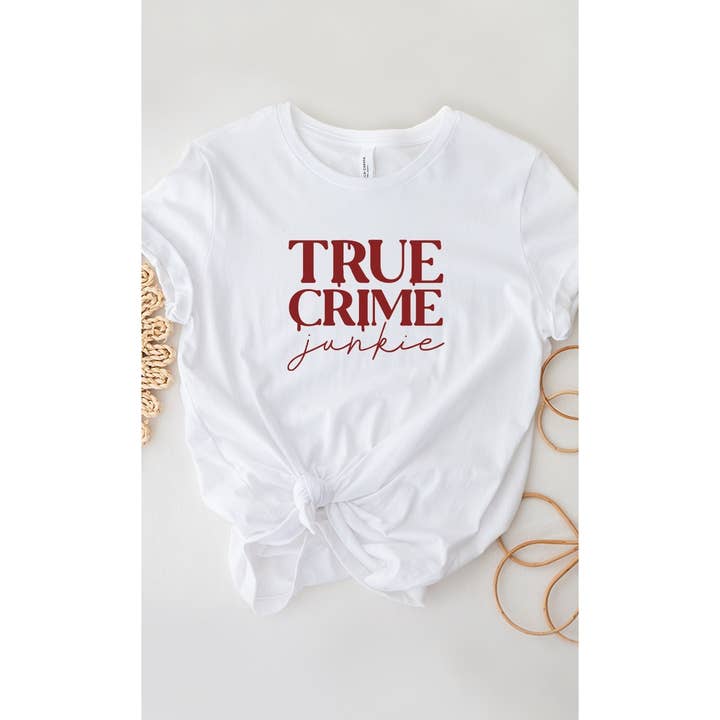 T-shirt graphique True Crime Junkie - Mélange de couleurs pêche pour la vente par Kissed Apparel