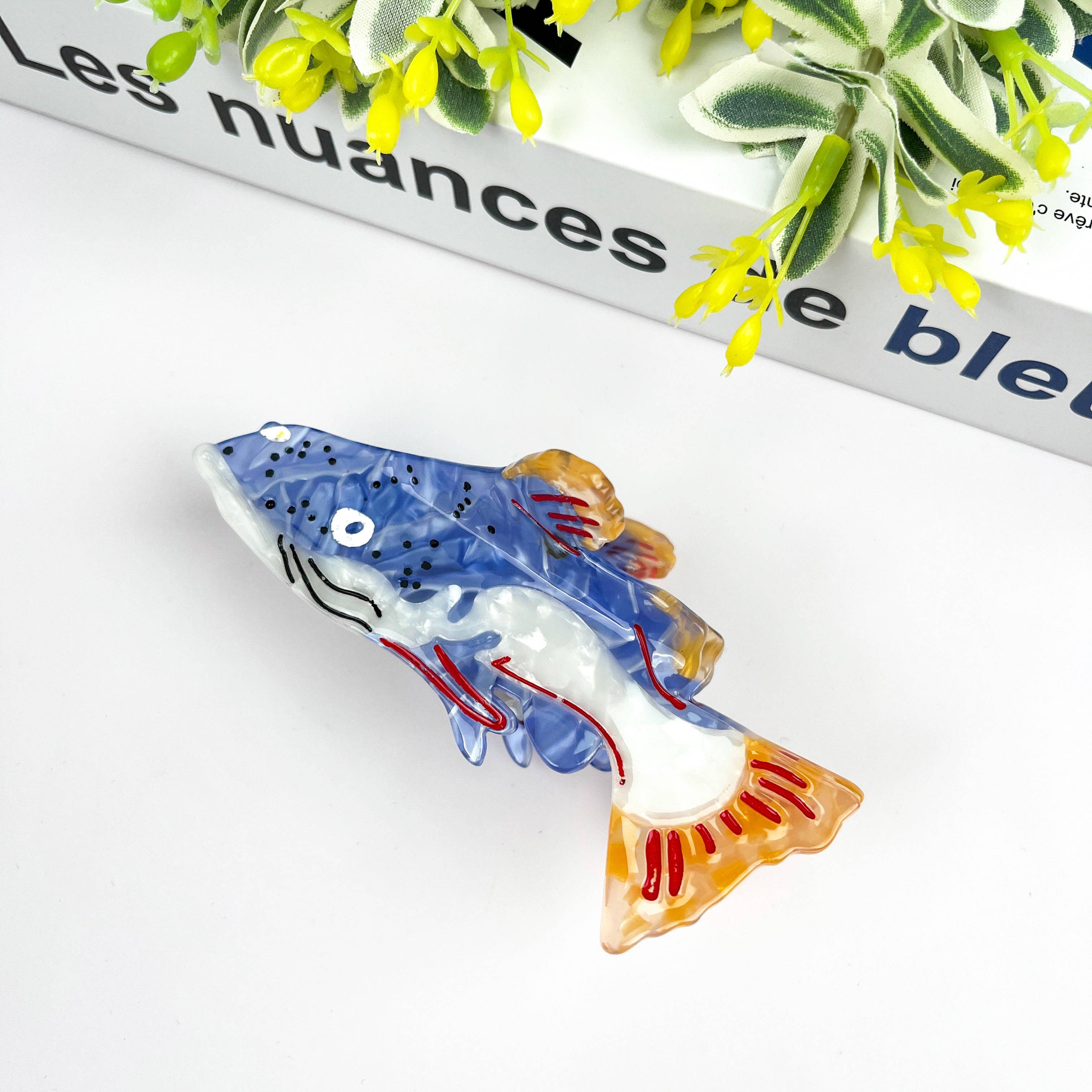TheDivaSoap - Vente Pince à cheveux – femme - Pince à cheveux truite bleue et blanche, pince à cheveux poisson en acétate0