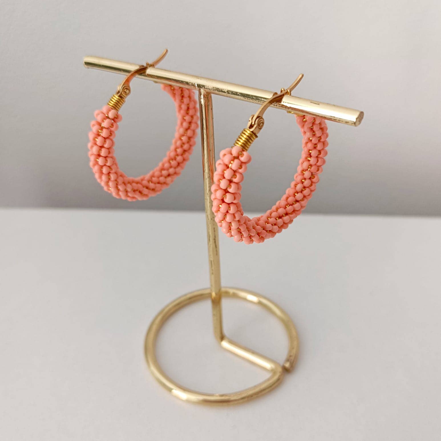 Kolorya - Wholesale Dangle Earrings - Pendientes de Aro con Cuentas en Tonos Rosados y Morados – Hechos a Mano3