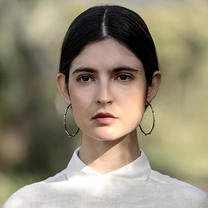 Lluvia Créoles Texturées en Argent Sterling Oxydé avec Grandes Perles pour la vente par Cornelia Lively