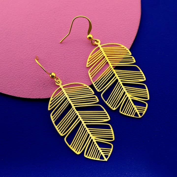 Ruwe messing Monstera blad bedels hangers voor wholesale door HappyJewelrySupplies