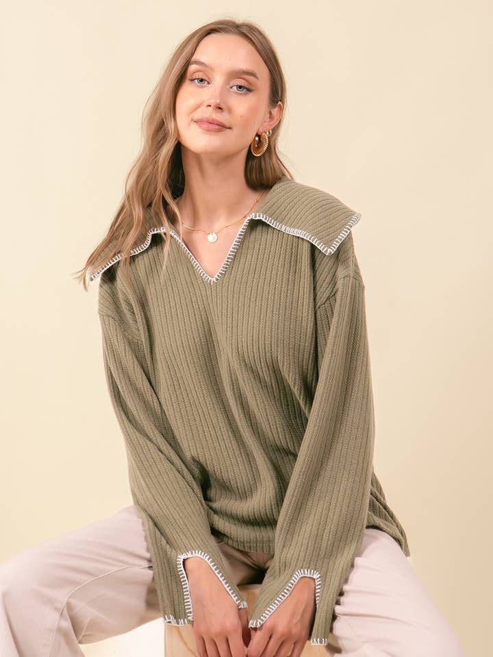 Haut à col large et col en V fendu en côtelé brossé - 44833T pour la vente par Doe and Rae