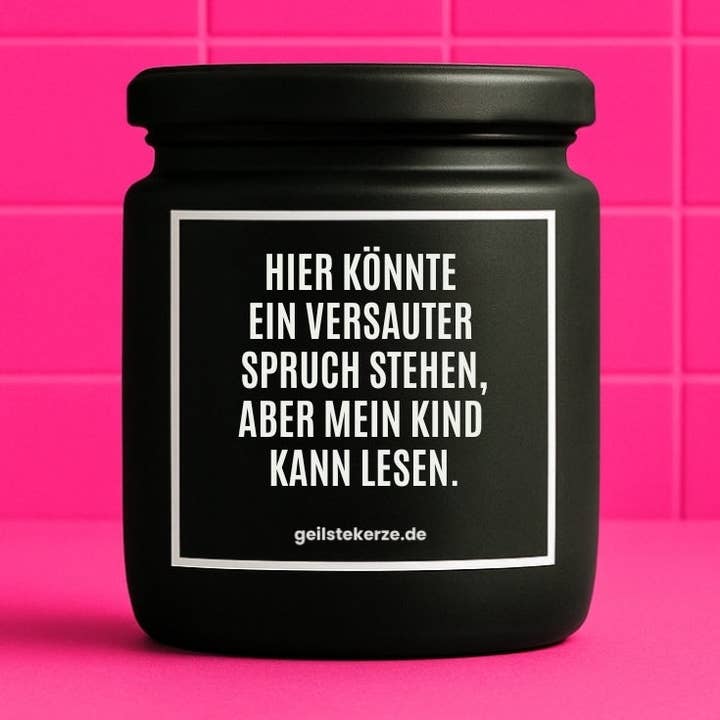 Candela biologica vegana con scritta – QUI POTREBBE ESSERCI UNA FRASE SPORCA, MA MIO FIGLIO SA LEGGERE. per la vendita all'ingrosso da parte di geilstekerze