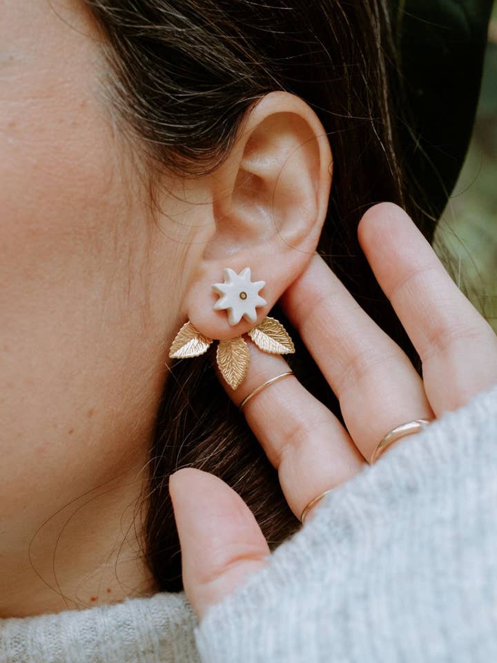 Poinsettia-oorbellen met bladjasje voor wholesale door Daily Magic