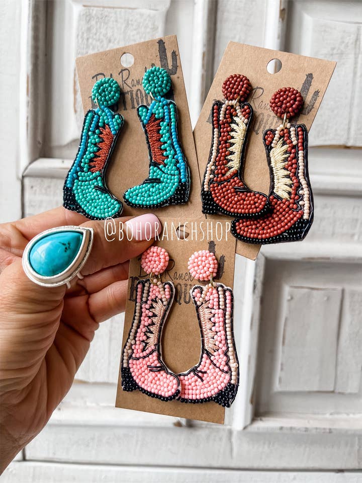 Boucles d'oreilles bottes de cowboy perlées pour la vente par Boho Ranch Shop