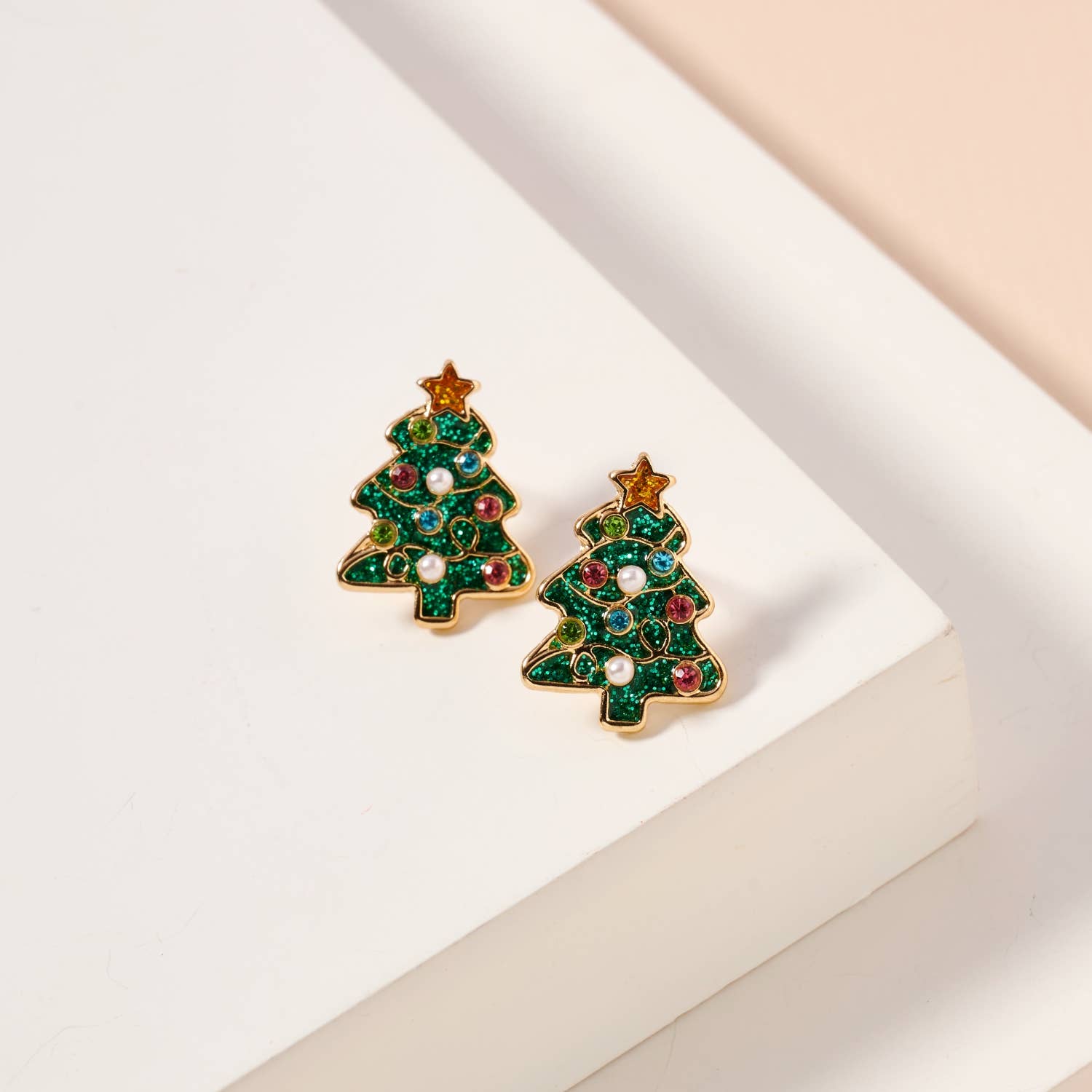 Lilla Haven - Vente Clous d'oreille - Boucles d'oreilles à tige en émail en forme de sapin de Noël9