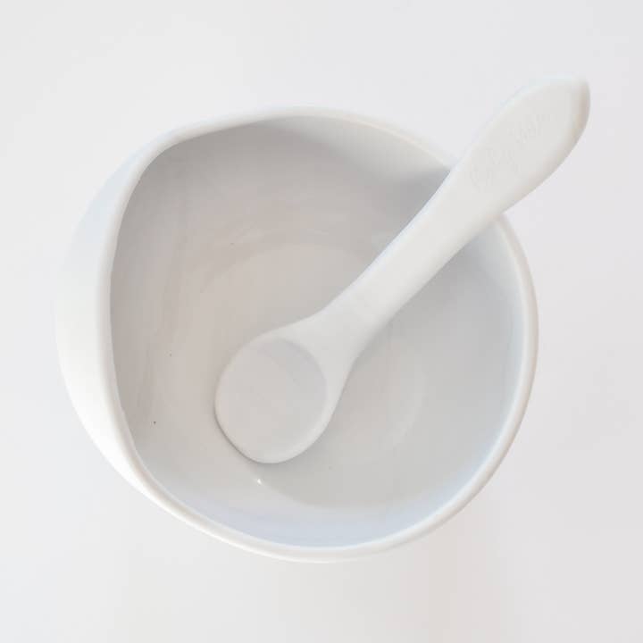 Bol à ventouse en silicone avec cuillère en silicone (marbre) pour la vente par Baby Vida