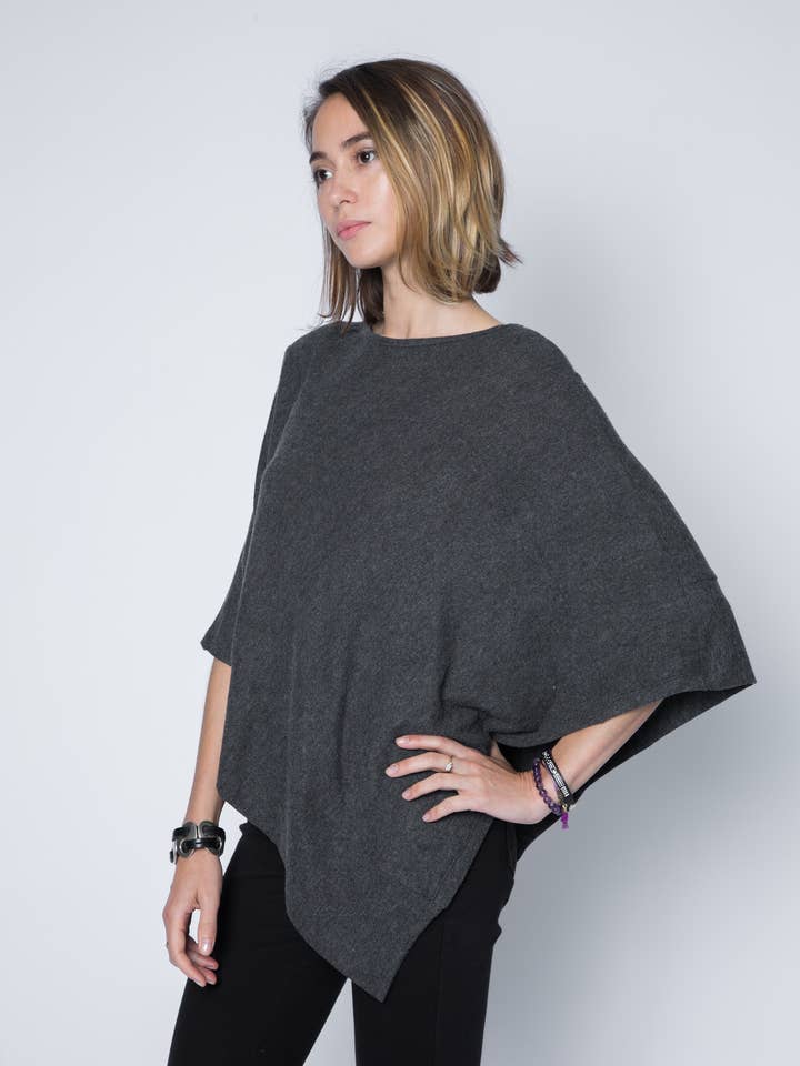 Pull poncho ultra doux au toucher en cachemire (long) pour la vente par Adelyn SF