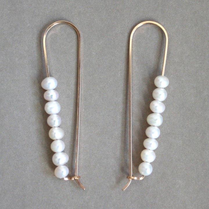 Orecchini a cerchio con perle Long Bar - Perle piccole per la vendita all'ingrosso da parte di Hooks and Luxe