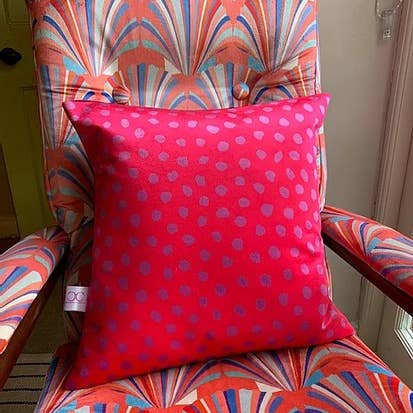 Cuscino rosa su velluto rosa per la vendita all'ingrosso da parte di Chloe croft London limited