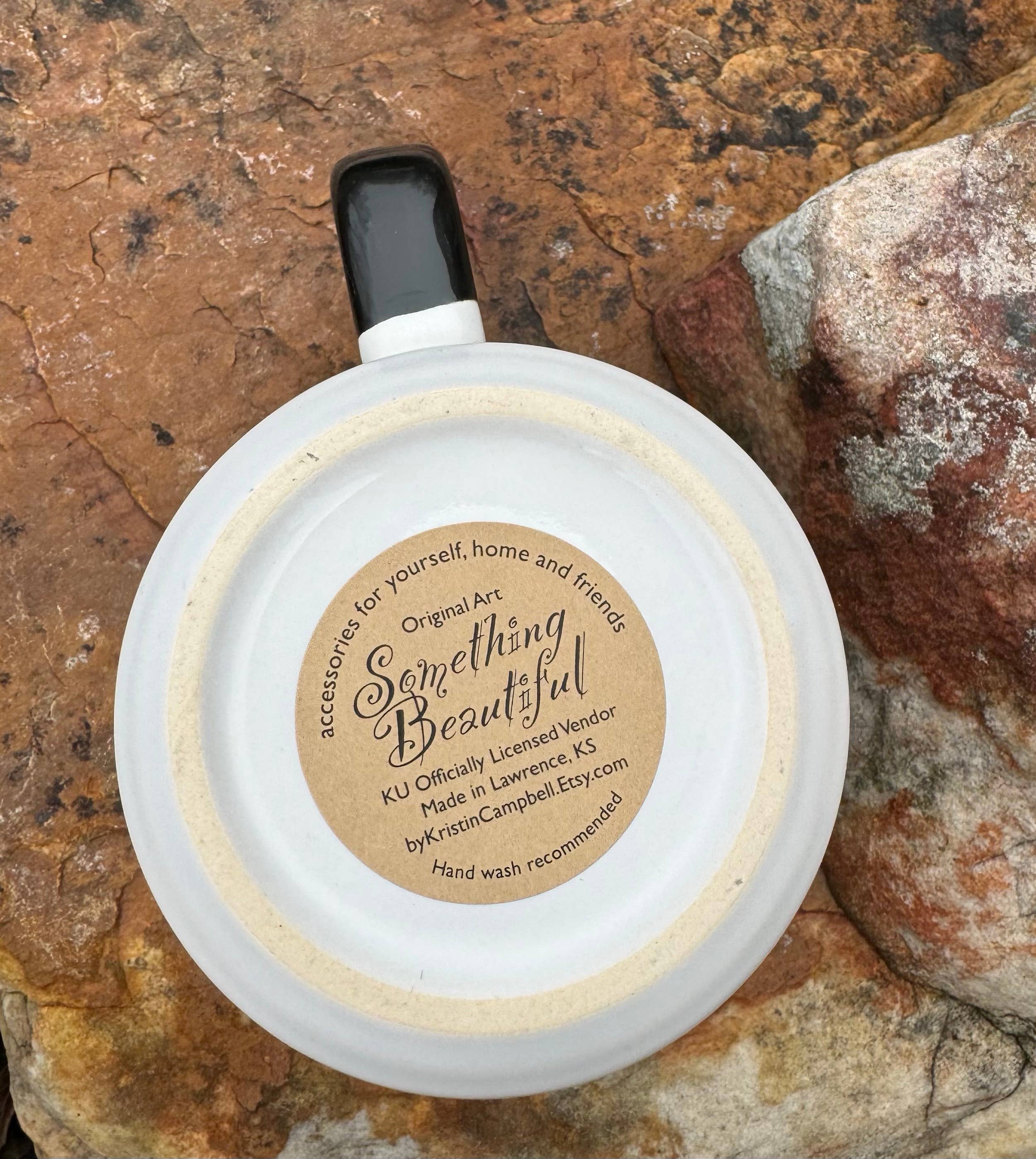 Something Beautiful - Vendita all'ingrosso Tazza - Tazza con storia della pallacanestro dell'Università del Kansas3