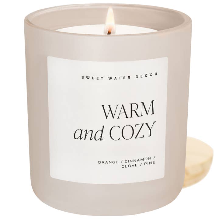 Candela di soia calda e accogliente da 15 once, barattolo opaco - Decorazioni per la casa, regali e ulteriori Risultati per vendita dolci all'ingrosso. Resi gratuiti e termini di pagamento a 60 giorni su Faire in tendenza su Faire.