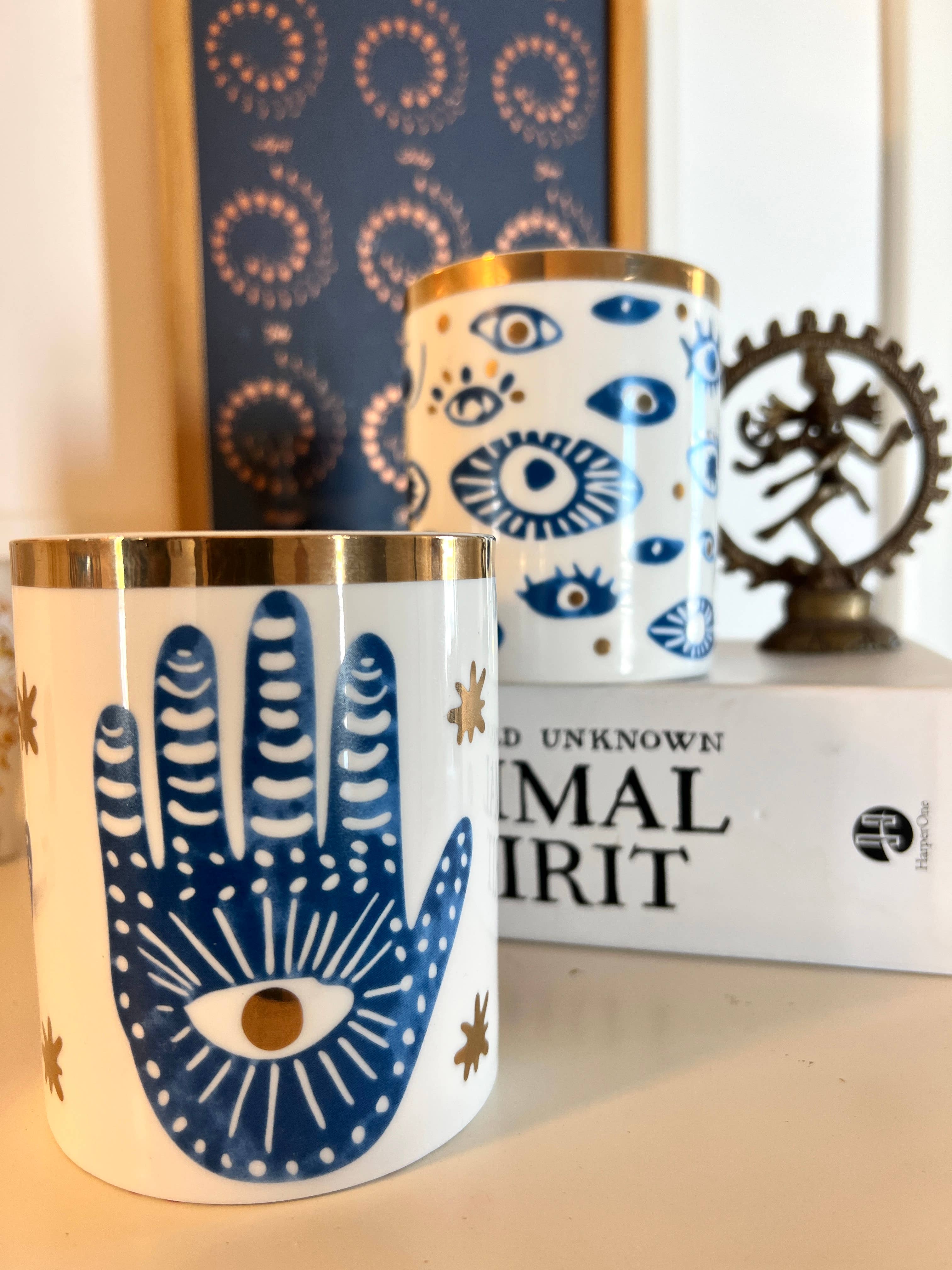 The Sacred Wild Candle Co – Velas de decoração por atacado – Nova vela Hamsa em cerâmica branca com detalhes em ouro e azul7