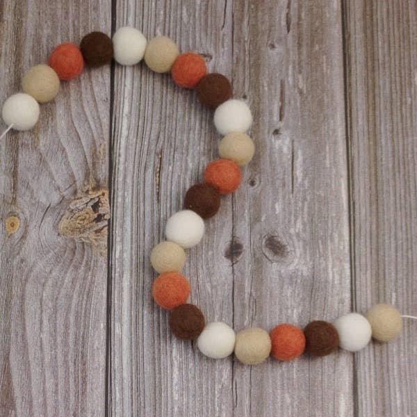 Mocha Arizona Guirlande - Guirlande med filt pomponer for engroshandel hos AKUKU