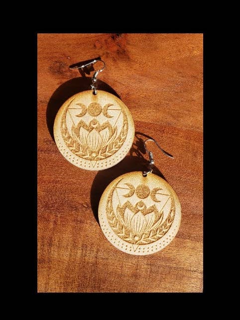 Pendientes de madera natural con flor de loto y luna triple para venta al por mayor de Adorned Alloys