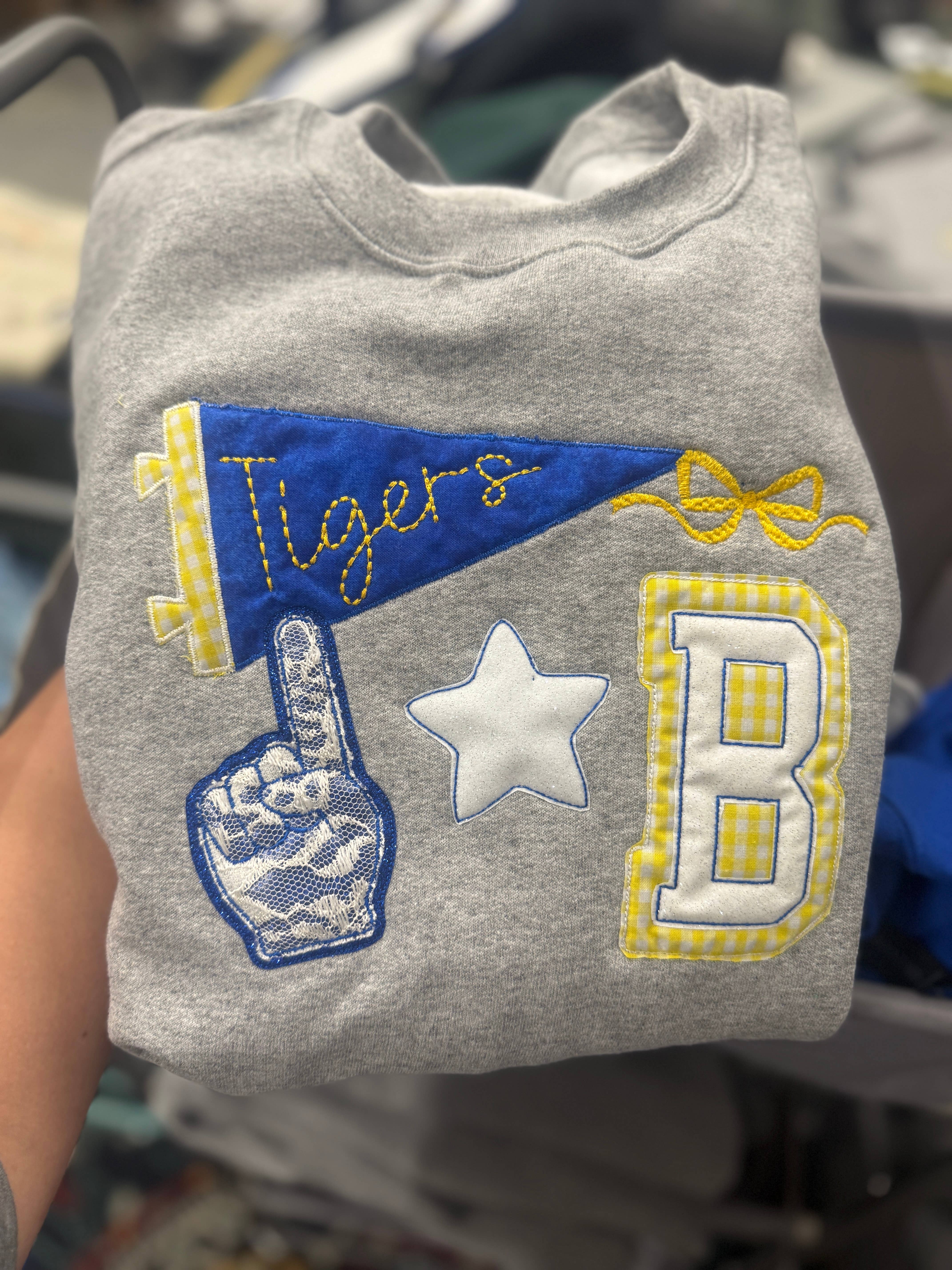 Hillside Threads Wholesale – Großhandel Sweatshirt – Damen – Spirit-Mash-Up-Sweatshirt | Vintage-inspiriert | Anpassbar3