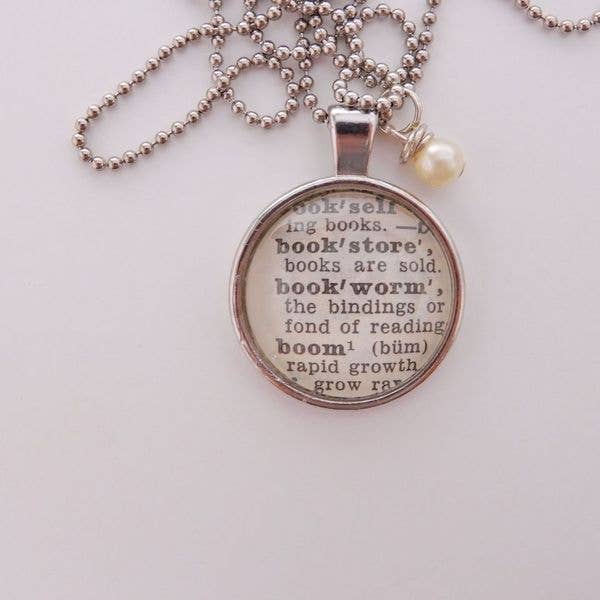 Collana con ciondolo «Bookworm» per la vendita all'ingrosso da parte di KraftyKash Designs