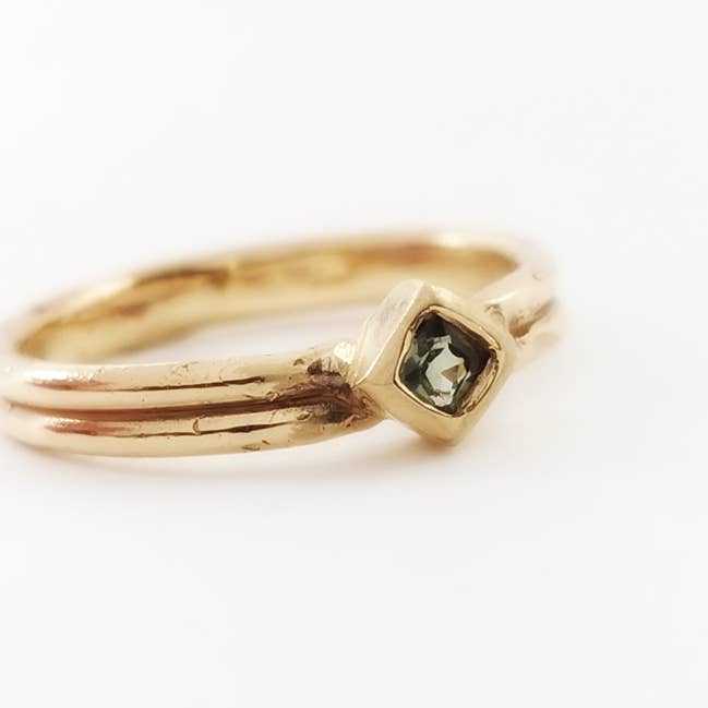 9kt guld dobbelt Band Ring med Square Cut grøn safir for engroshandel hos RED HILL