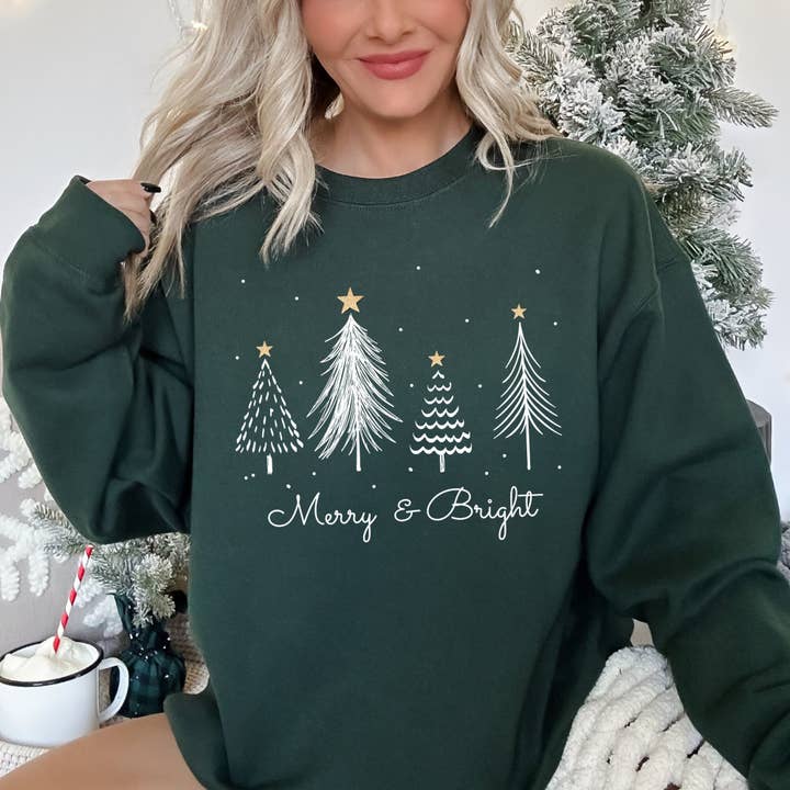 Wit sweatshirt met vrolijke en heldere kerstbomen voor wholesale door Refinery Number One LLC