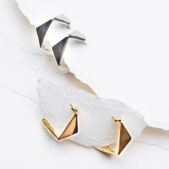 Geometrische gefaltete Metallohrringe für den Großhandel von Tiepology