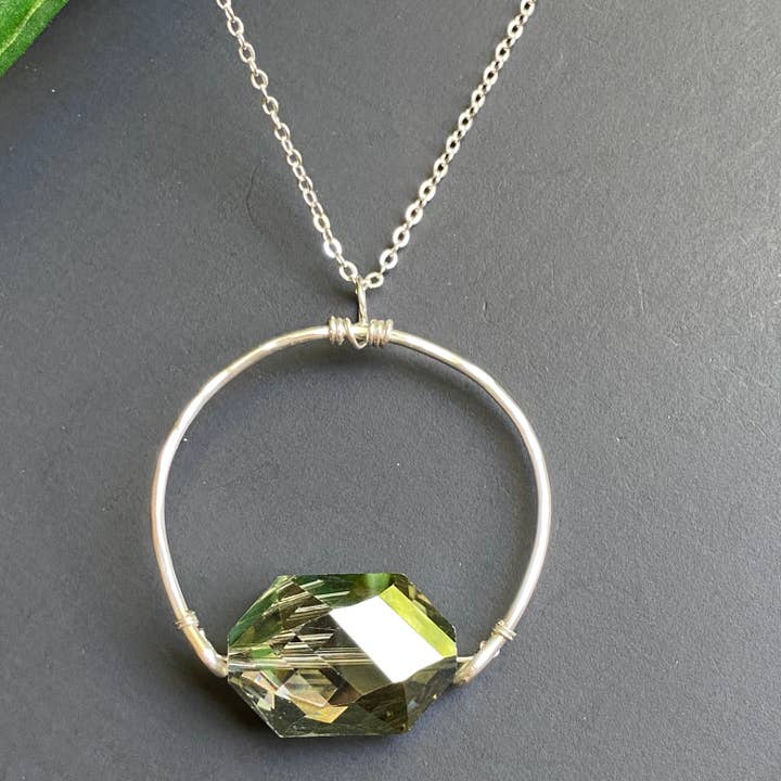 Pendentif en forme de croissant en argent martelé et collier pour la vente par Marble Designs Jewelry