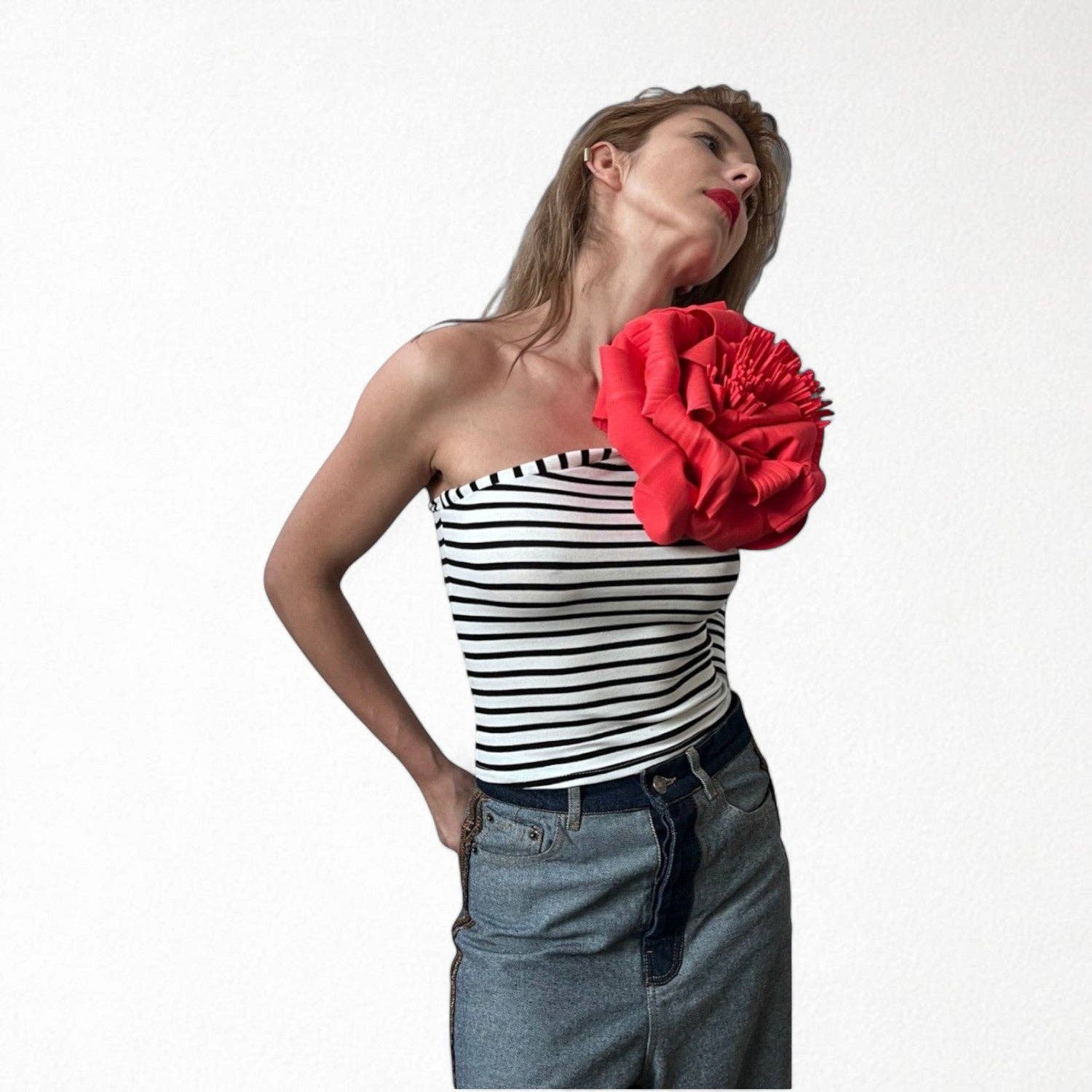 London Atelier Byproduct - Vendita all'ingrosso Camicetta - Donna - Top a righe con una manica e spilla a forma di fiore rosso6