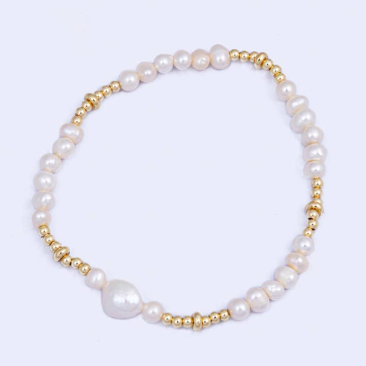 Bracciale elasticizzato con perline dorate e perle d'acqua dolce per la vendita all'ingrosso da parte di Knight & Day Jewellery