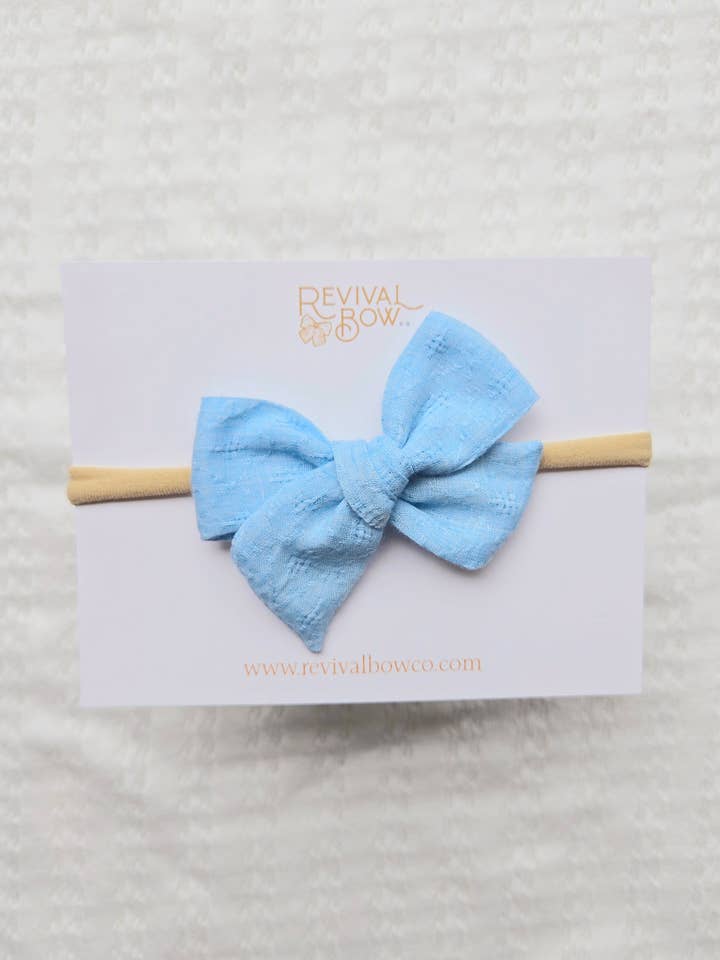 Arco pequeno amarrado à mão na faixa de cabeça • Texturizado Azul Frosty por atacado de Revival Bow Co.