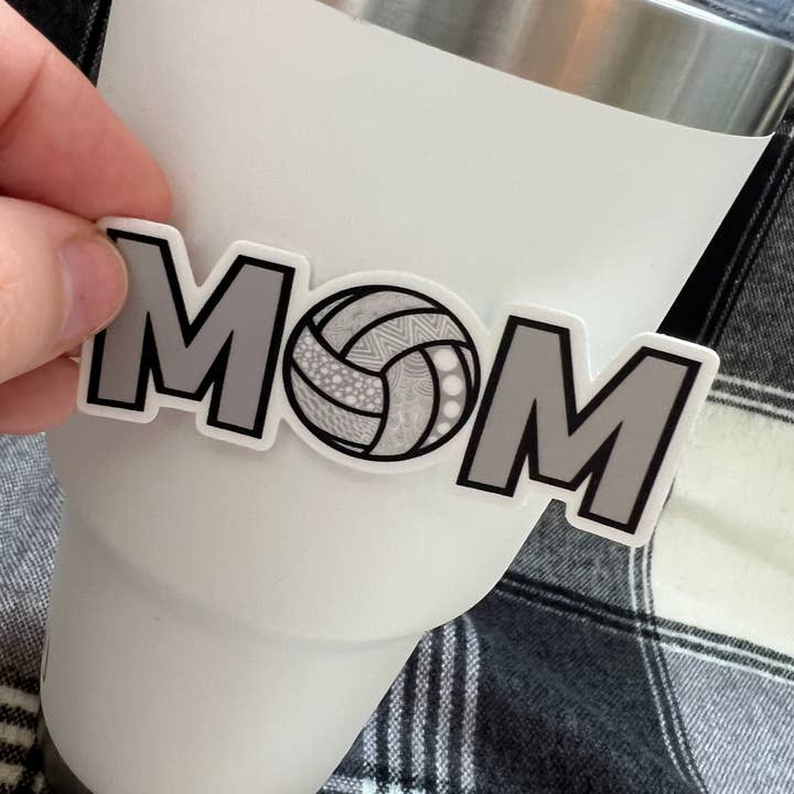 Autocollant MOM Volleyball, imperméable dessiné à la main, vinyle, sport pour la vente par Lola & Bean Creations
