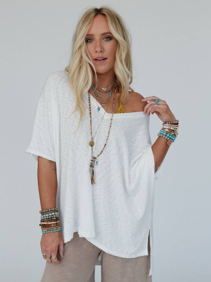 Top à encolure en V Warm Nights - Ivoire pour la vente par Three Bird Nest