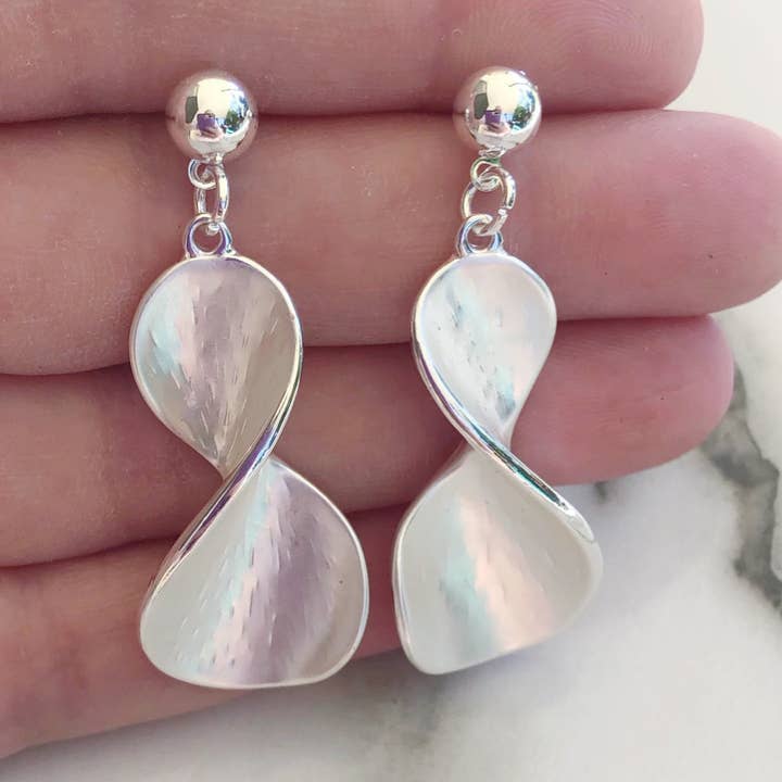 Orecchini pendenti in argento opaco per la vendita all'ingrosso da parte di Love Bird Fashion Accessories