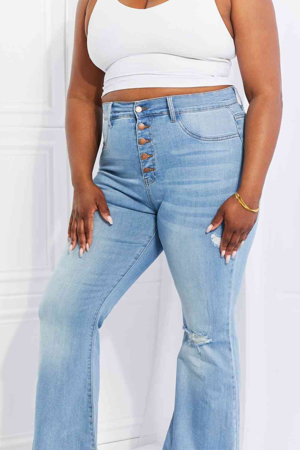 Ljus Vibrerande MIU Jess Button Flare Jeans i full storlek för wholesale på Faire9