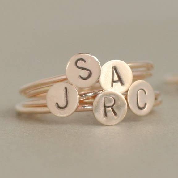 14-karaats gouden initiaalring, monogramstapeling, gepersonaliseerd cadeau voor wholesale door Meadowbelle