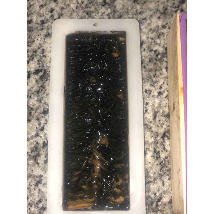 Bubbles and ButtersShoppe LLC – wholesale Tvål – Gurkmeja och aktivt koltvål