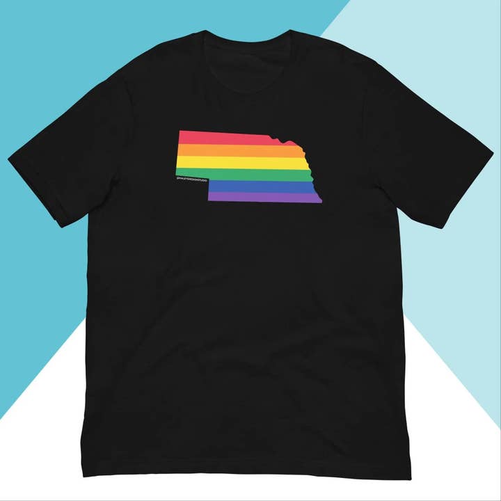 T-shirt unisexe arc-en-ciel fierté LGBTQIA+ du Nebraska pour la vente par North Owl Apparel