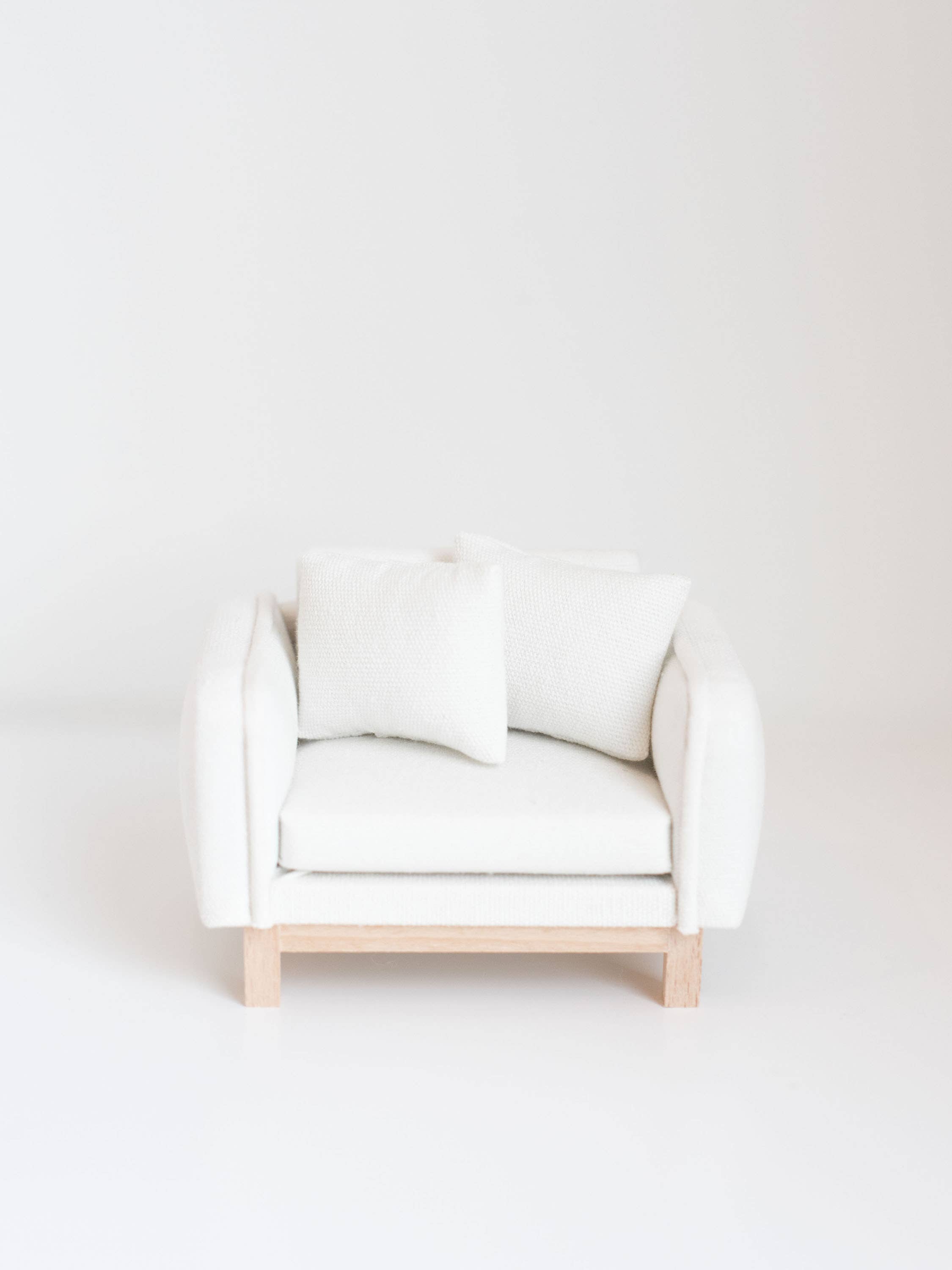 Macy Mae Dollhouse Designs – Engroshandel Dukke - Børn – Camden Rammestol | Varm hvid1