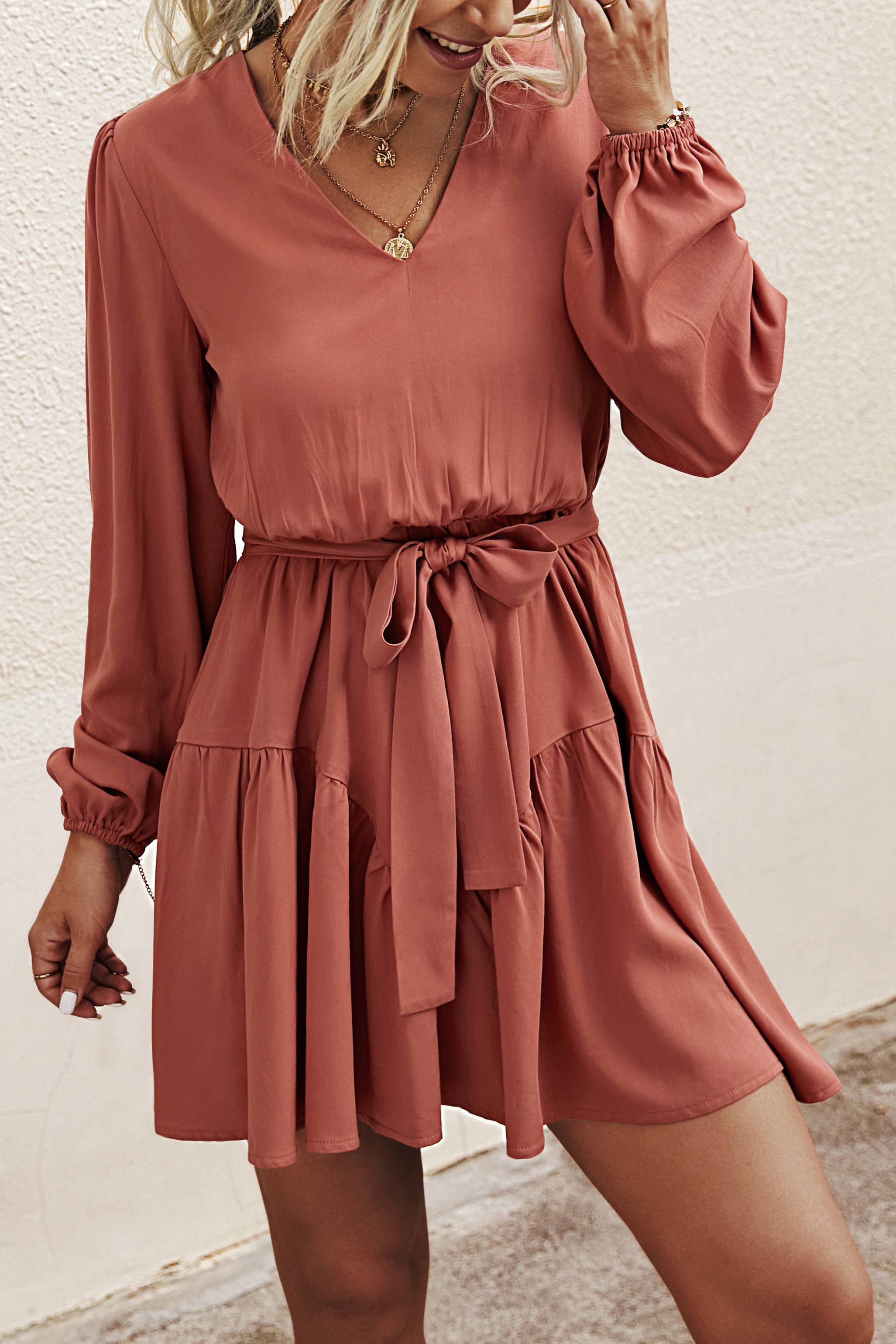 eLook – Großhandel Kleid – Damen – SZ1-DR6095 Langarmkleid mit V-Ausschnitt und Gürtel2