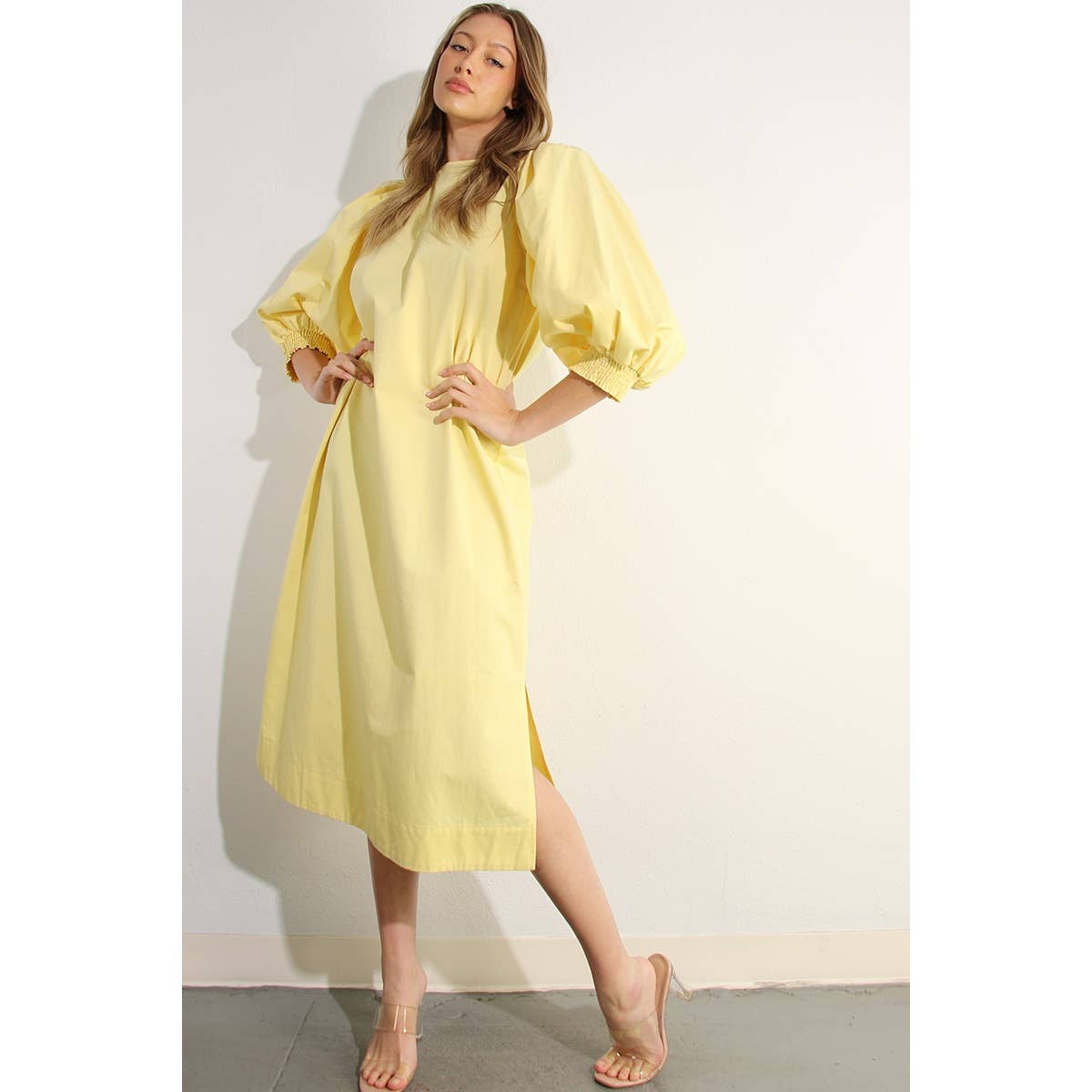 ERRÖTEN MIDIKLEID MIT BALLONÄRMELN für den Großhandel auf Faire13