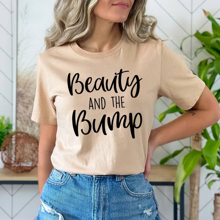 T-shirt de grossesse à motif Beauty And The Bump pour la vente par FAMS design
