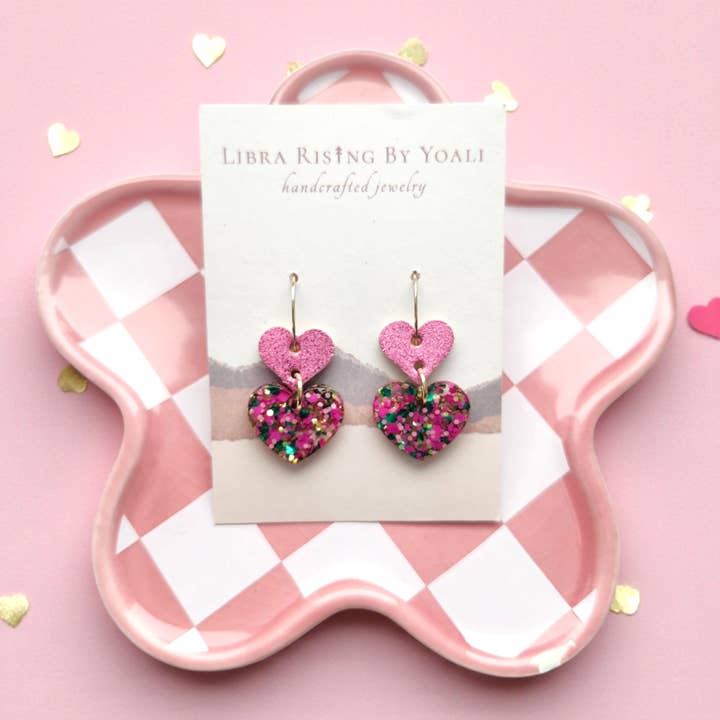 Boucles d'oreilles doubles cœurs de la Saint-Valentin avec acrylique et liège rose pour la vente par Libra Ris↟ng By Yoali