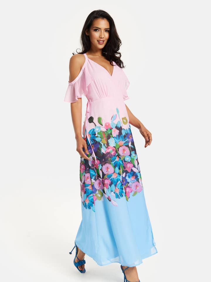 Liquorish maxi slåomkjole med blomstermønster, rynkedetaljer i blå og pink for engroshandel hos Liquorish