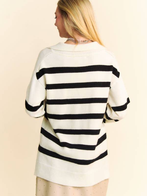Davi & Dani – Großhandel Strickpullover – Damen – PULLOVER MIT GESTREIFTEM SEITENSCHLITZ, LOCKERER SCHNITT UND HOHEM STEHKRAGEN