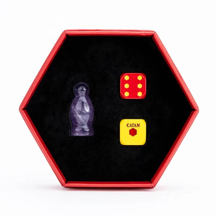Set ufficiale premium di CATAN: Brigante & Dadi in metallo - Ametista per la vendita all'ingrosso da parte di FanRoll by Metallic Dice Games