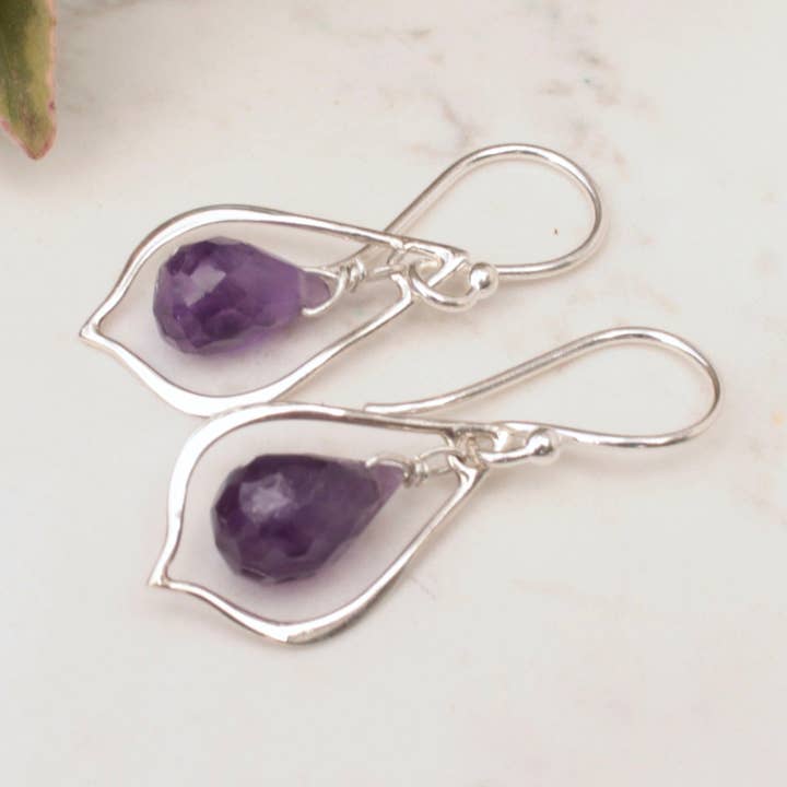 Améthyste Briolette sur Boucle en Goutte d'Argent Sterling pour la vente par Plumage Jewelry