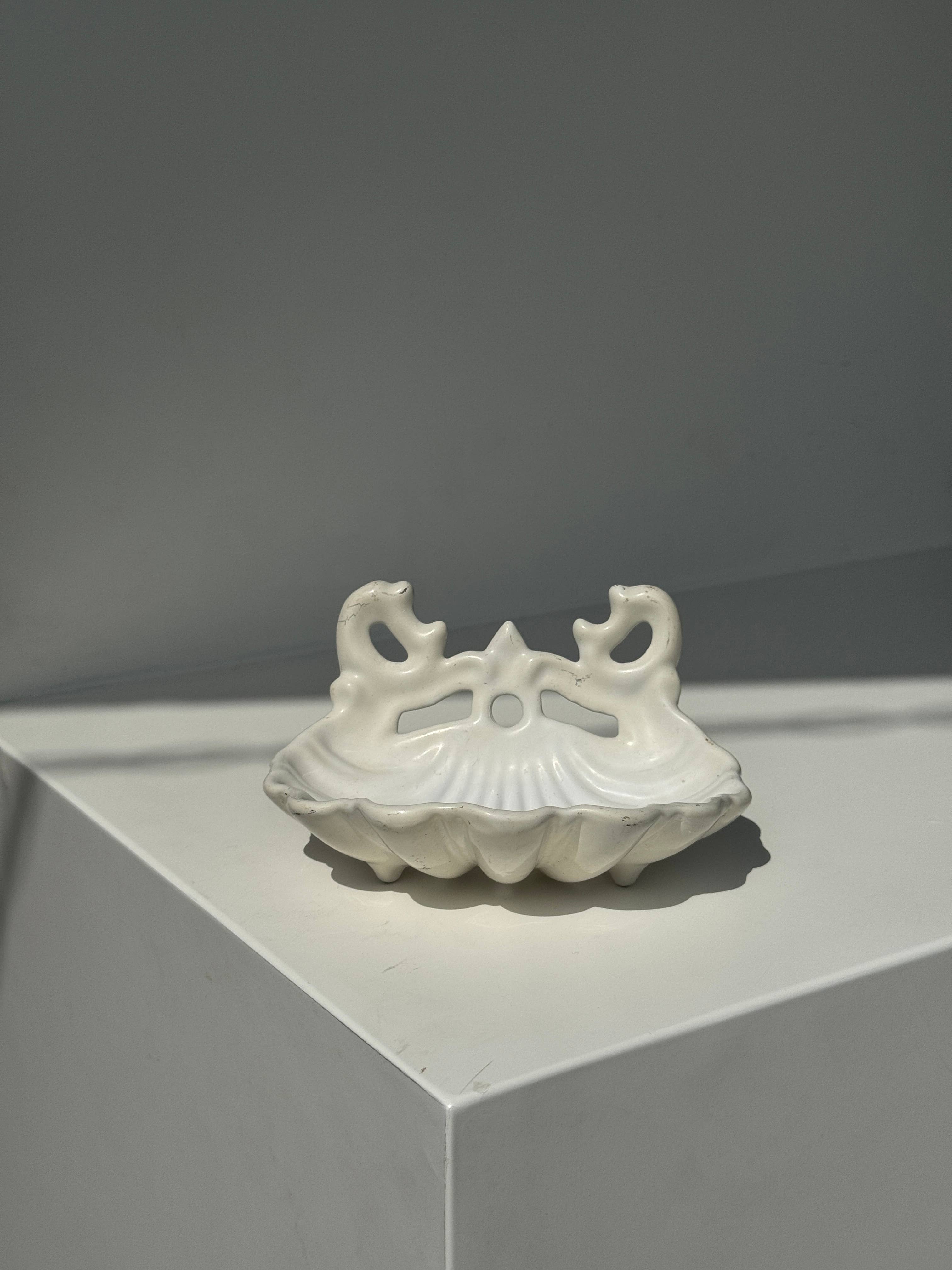 Office Objets - Wholesale Bath Soap Dish - Cast iron shell-shaped soap dish painted white H70