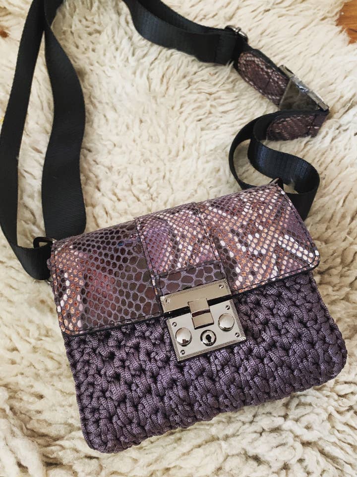 Handgewebte Mini-Gürteltasche aus Häkelstoff und Leder – Meliti für den Großhandel von SIBYLLADELPHICA