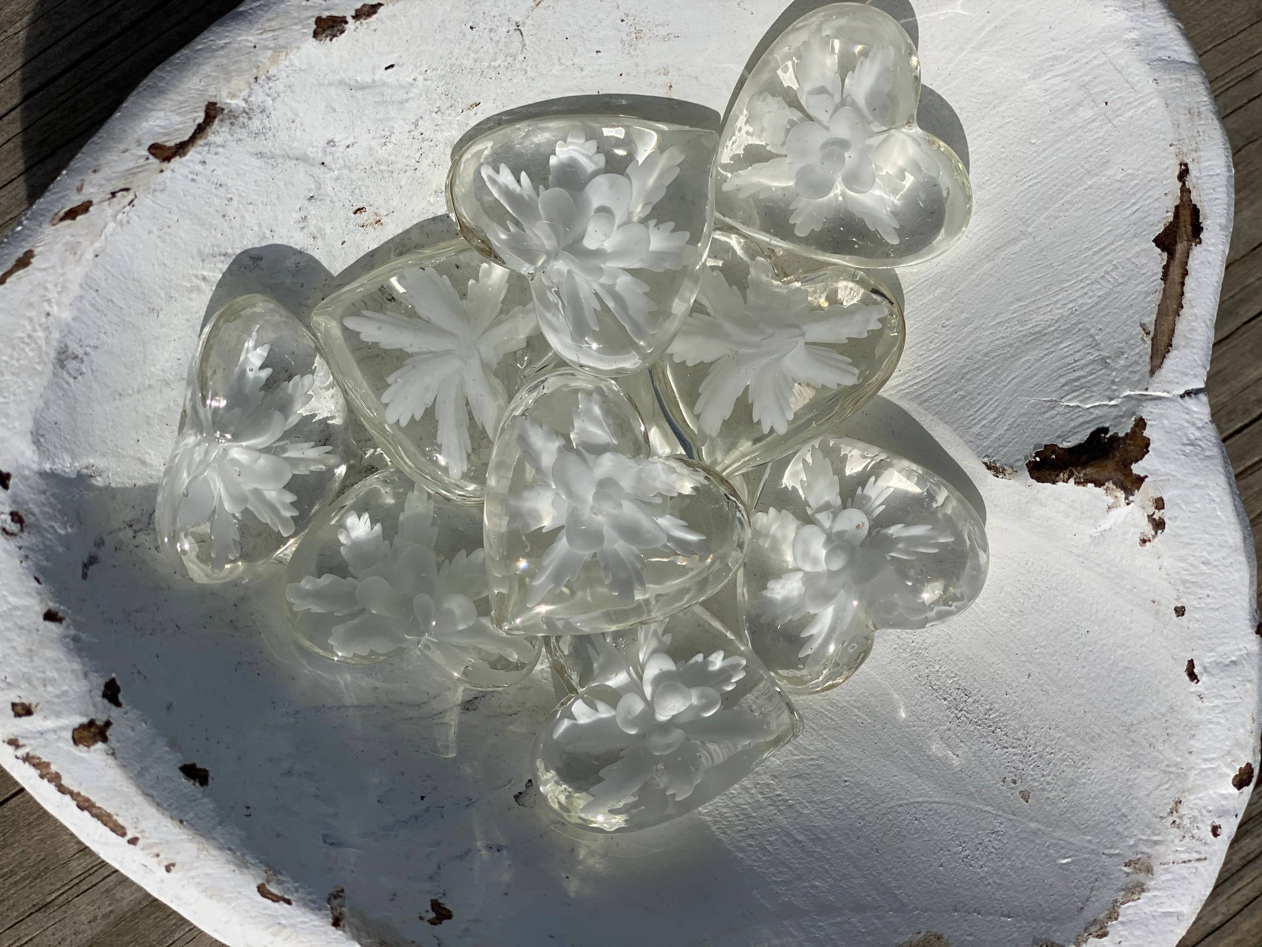 SHOPGIVECOURAGE – wholesale Dekorativt bordsobjekt – Blommig glasficka hjärtan med hjärtskålskärm - liten (50)10