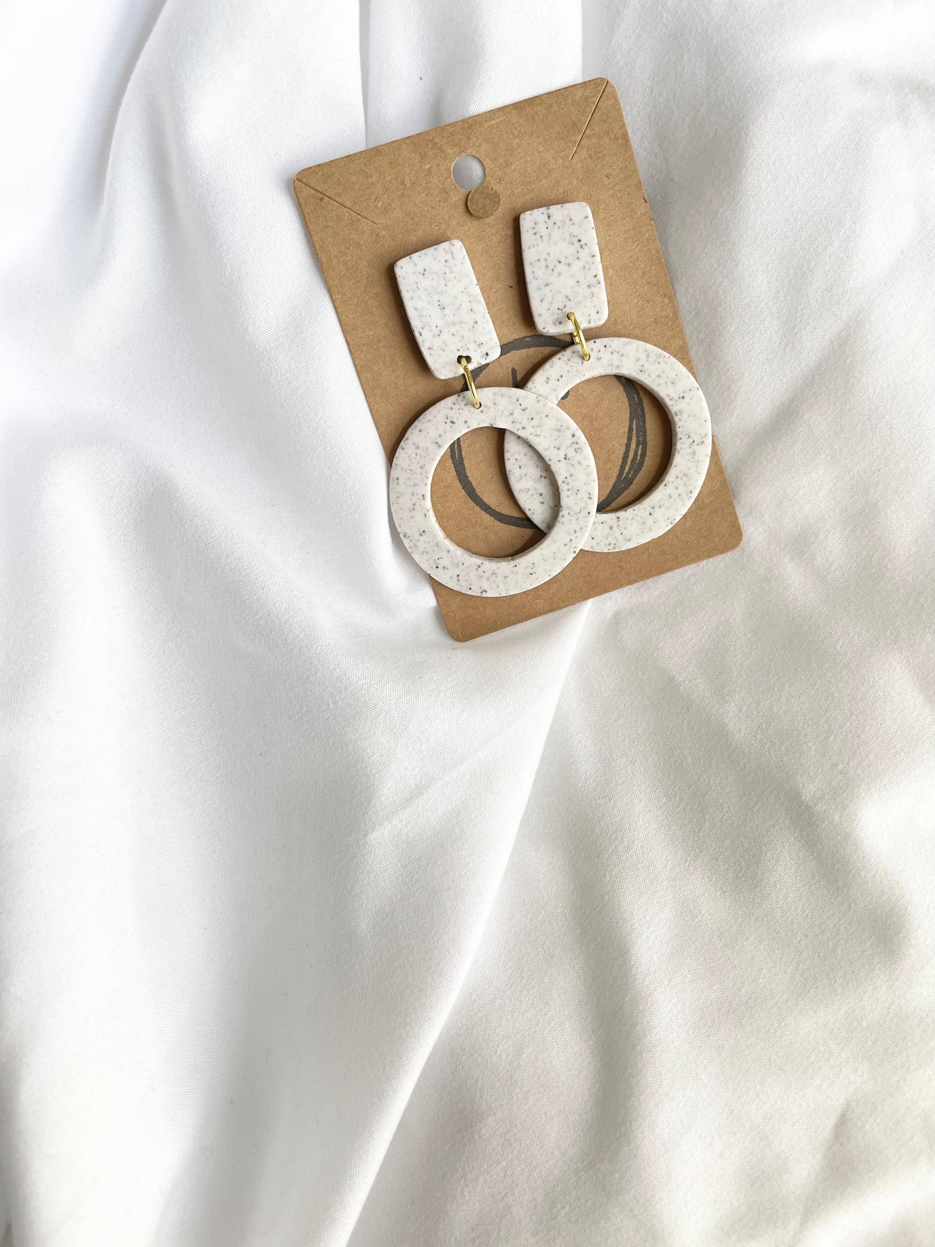 Hooks and Clay - Vendita all'ingrosso Orecchini pendenti - Cerchio aperto grigio sabbia - argilla polimerica0